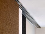 Hliníková záclonová kolejnička – nenápadná instalace záclony v interiéru
