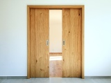 Dřevěné, nebo laminátové dveře? Podle čeho vybírat